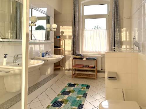 Badezimmer mit Badewanne und Dusche – Ferienwohnung 1 Rinteln