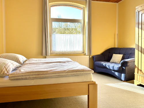 Doppelzimmer 3 mit Doppelbett und Sofa – Ferienwohnung 1 Rinteln