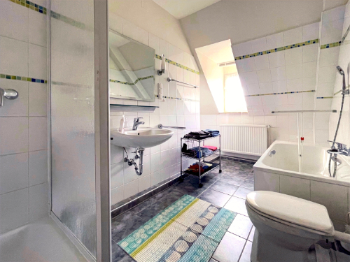 Badezimmer mit Dusche und Badewanne – Ferienwohnung 2 Rinteln