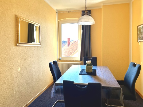 Esszimmer mit Esstisch – Ferienwohnung 2 Rinteln