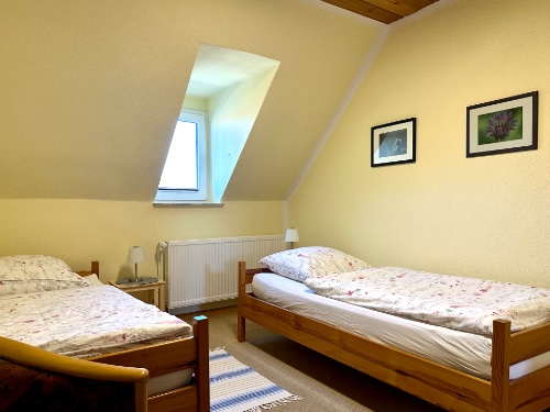 Schlafzimmer 2 mit zwei Einzelbetten – Ferienwohnung 2 Rinteln