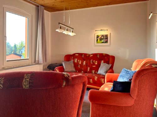 Wohnzimmer mit Sofas und Smart-TV – Ferienwohnung 2 Rinteln